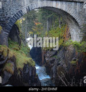 Cauterets, Frankreich - 10. Oktober 2021: Die Brücke Pont d'Espagne über den Gave de Marcadau im Nationalpark der Pyrenäen Stockfoto