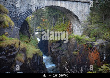 Cauterets, Frankreich - 10. Oktober 2021: Die Brücke Pont d'Espagne über den Gave de Marcadau im Nationalpark der Pyrenäen Stockfoto