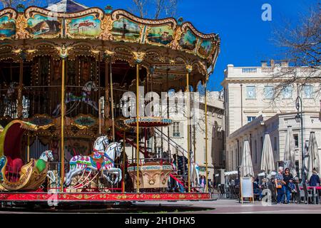 AVIGNON - MÄRZ 2018: Französisches Karussell im altmodischen Stil mit Treppen am Place de l'Horloge in Avignon Frankreich Stockfoto