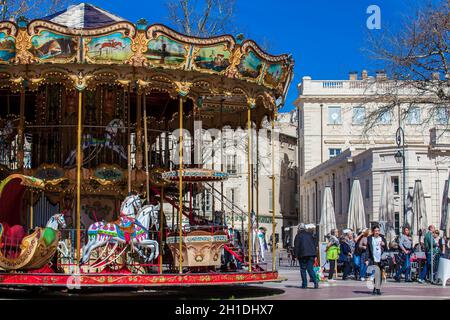 AVIGNON - MÄRZ 2018: Französisches Karussell im altmodischen Stil mit Treppen am Place de l'Horloge in Avignon Frankreich Stockfoto