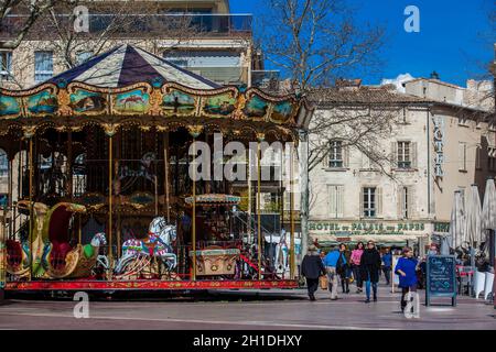 AVIGNON - MÄRZ 2018: Französisches Karussell im altmodischen Stil mit Treppen am Place de l'Horloge in Avignon Frankreich Stockfoto