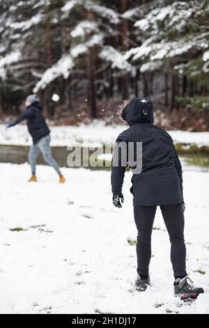 Junge glücklich Freunde genießen werfen Schneebälle, Spaß in die schneebedeckten Berge. Stockfoto