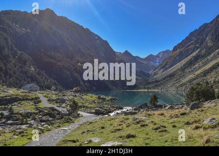 Cauterets, Frankreich - 10 Oct 2021: Türkisfarbenes Wasser des Lac de Gaube im Nationalpark der Pyrenäen Stockfoto