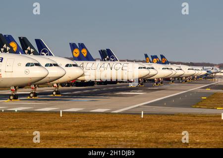 Frankfurt, Deutschland – 7. April 2020: Lufthansa-Flugzeuge während Coronavirus Corona Virus COVID-19 am Frankfurter Flughafen (FRA) in Deutschland gelagert. Stockfoto