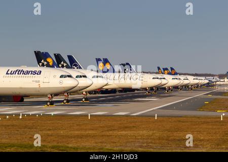 Frankfurt, Deutschland – 7. April 2020: Lufthansa-Flugzeuge während Coronavirus Corona Virus COVID-19 am Frankfurter Flughafen (FRA) in Deutschland gelagert. Stockfoto