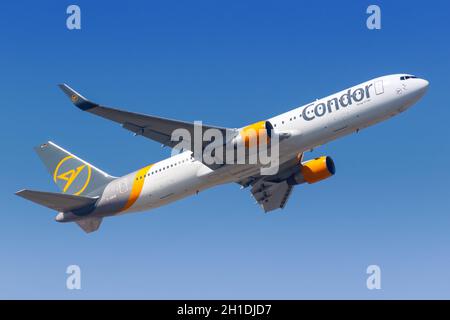 Frankfurt, 7. April 2020: Condor Boeing 767-300ER am Frankfurter Flughafen (FRA) in Deutschland. Boeing ist eine amerikanische Flugzeugmanufaktur Stockfoto