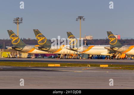 Frankfurt, Deutschland – 7. April 2020: Gelagerte Condor Flugzeuge Coronavirus Corona Virus COVID-19 am Frankfurter Flughafen (FRA) in Deutschland. Stockfoto