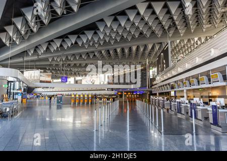 Frankfurt, Deutschland – 7. April 2020: Leeres Terminal 1 während des Coronavirus Corona Virus COVID-19 am Frankfurter Flughafen (FRA). Stockfoto