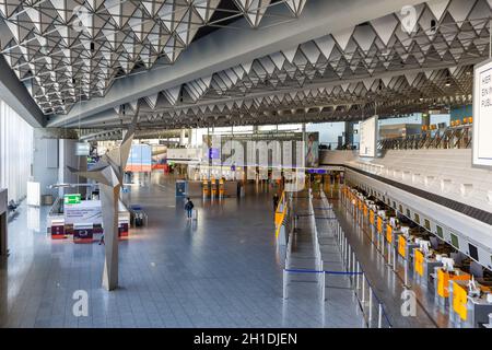Frankfurt, Deutschland – 7. April 2020: Leeres Terminal 1 während des Coronavirus Corona Virus COVID-19 am Frankfurter Flughafen (FRA). Stockfoto