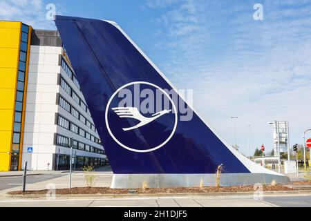 Frankfurt, Deutschland – 7. April 2020: Lufthansa-Zentrale mit Schweif am Frankfurter Flughafen (FRA) in Deutschland. Stockfoto