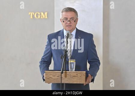 Prag, Tschechische Republik. Oktober 2021. Der Leiter des Präsidialamtes Vratislav Mynar spricht während einer Pressekonferenz im Zusammenhang mit der Krankenhauseinweisung von Präsident Milos Zeman am 18. Oktober 2021 auf der Prager Burg, Tschechische Republik. Quelle: VIT Simanek/CTK Photo/Alamy Live News Stockfoto