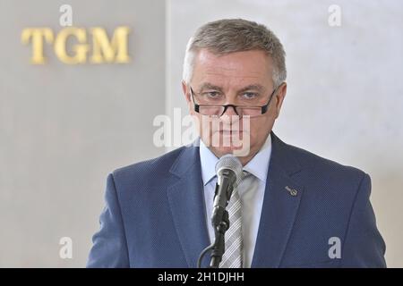 Prag, Tschechische Republik. Oktober 2021. Der Leiter des Präsidialamtes Vratislav Mynar spricht während einer Pressekonferenz im Zusammenhang mit der Krankenhauseinweisung von Präsident Milos Zeman am 18. Oktober 2021 auf der Prager Burg, Tschechische Republik. Quelle: VIT Simanek/CTK Photo/Alamy Live News Stockfoto