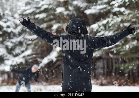 Junge glücklich Freunde genießen werfen Schneebälle, Spaß in die schneebedeckten Berge. Stockfoto