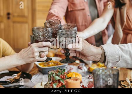 Nahaufnahme von Familiengläsern mit Rotwein während des Familienessens Stockfoto