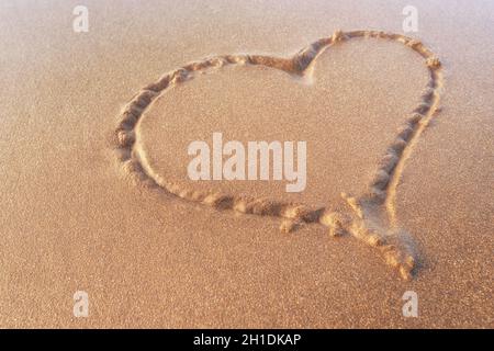 Herz im Sand auf den Strand gezogen. Liebe Konzept. Stockfoto