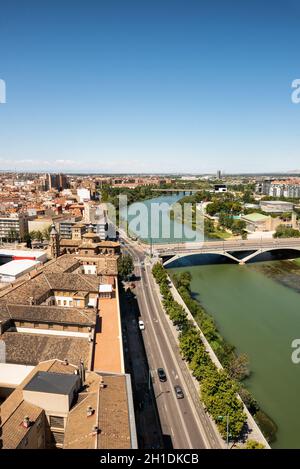 Stadt Zaragoza in Spanien. Antenne Stadtbild Blick über Fluss Ebro mit steinernen Brücke. Stockfoto