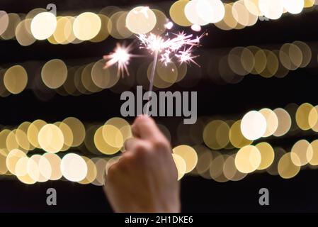 Nahaufnahme der Frau Hände halten Sparkler Stockfoto