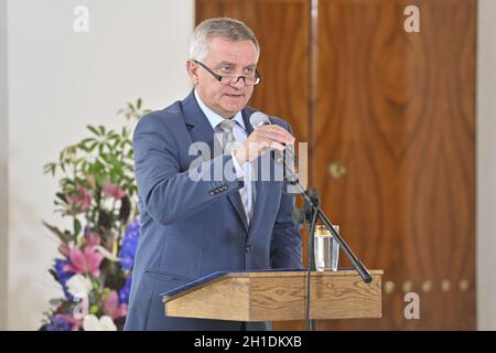 Prag, Tschechische Republik. Oktober 2021. Der Leiter des Präsidialamtes Vratislav Mynar spricht während einer Pressekonferenz im Zusammenhang mit der Krankenhauseinweisung von Präsident Milos Zeman am 18. Oktober 2021 auf der Prager Burg, Tschechische Republik. Quelle: VIT Simanek/CTK Photo/Alamy Live News Stockfoto