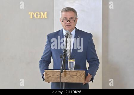 Prag, Tschechische Republik. Oktober 2021. Der Leiter des Präsidialamtes Vratislav Mynar spricht während einer Pressekonferenz im Zusammenhang mit der Krankenhauseinweisung von Präsident Milos Zeman am 18. Oktober 2021 auf der Prager Burg, Tschechische Republik. Quelle: VIT Simanek/CTK Photo/Alamy Live News Stockfoto