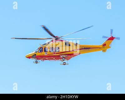 Turin, Italien, 9. juli 2016: Hubschrauber des italienischen Roten Kreuzes Notdienst 118 Nummer, fliegen in einen blauen Himmel Stockfoto