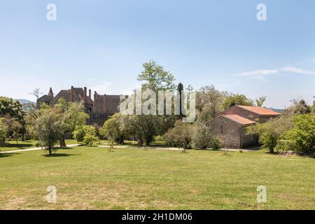 Guimaraes, Portugal - 10. Mai 2018: die architektonischen Details der Kapelle von St. Michael neben dem Schloss von Guimaraes, dass Touristen besuchen auf einer Feder Stockfoto