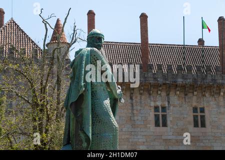 Guimaraes, Portugal - 10. Mai 2018: Statue des ersten Königs von Portugal, D. Afonso Henriques vom Bildhauer Antonio Soares dos Reis vor dem Stockfoto