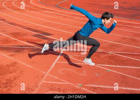 Runner seinen Sprint auf der Laufstrecke in einem Stadion. Stockfoto