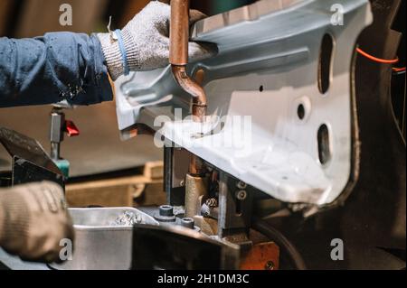 Punktschweißmaschine Industrieautomobilteil im Werk. Betreiber, der in der Industrie arbeitet. Stockfoto