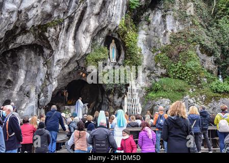 Lourdes, Frankreich - 9. Oktober 2021: Katholische Pilger nehmen an einem Gottesdienst in der Grotte von Massabielle in der Rosenkranzbasilika von Lourdes Teil Stockfoto