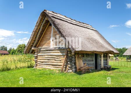 Keltisches Haus mit Strohdach im keltischen Freilichtmuseum in Nasavrky, Tschechien Stockfoto