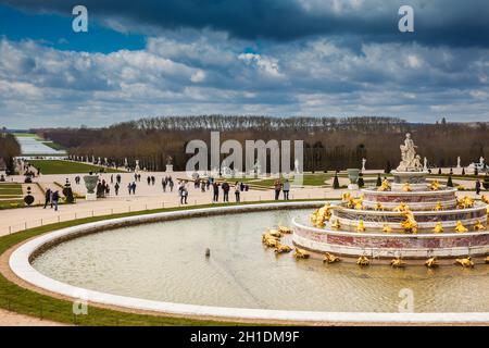 PARIS, Frankreich, März 2018: Garten des Schloss Versailles in einem eiskalten Wintertag kurz vor Frühling Stockfoto