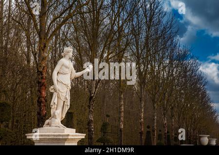 PARIS, Frankreich, März 2018: Garten des Schloss Versailles in einem eiskalten Wintertag kurz vor Frühling Stockfoto
