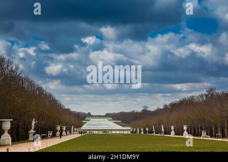 PARIS, Frankreich, März 2018: Garten des Schloss Versailles in einem eiskalten Wintertag kurz vor Frühling Stockfoto