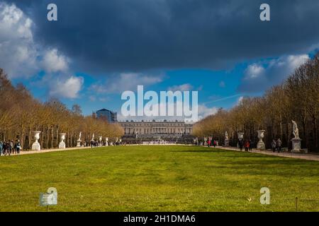 PARIS, Frankreich, März 2018: Garten des Schloss Versailles in einem eiskalten Wintertag kurz vor Frühling Stockfoto