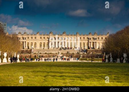 PARIS, Frankreich, März 2018: Garten des Schloss Versailles in einem eiskalten Wintertag kurz vor Frühling Stockfoto
