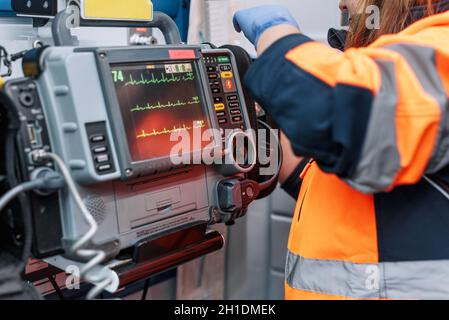 Medizinische Dringlichkeit in den Krankenwagen. Notarzt mit Defibrillator. Stockfoto