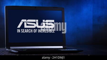POZNAN, POL - 24. MÄRZ 2020: Laptop-Computer mit Logo von Asus, einem multinationalen Computer- und Telefonhardware- und Elektronikunternehmen mit Hauptsitz Stockfoto