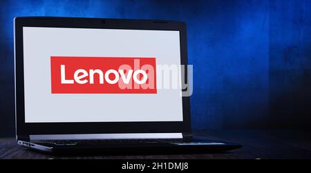 POZNAN, POL - 24. MÄRZ 2020: Laptop-Computer mit Logo von Lenovo, einem multinationalen Technologieunternehmen mit Hauptsitz in Peking, China Stockfoto
