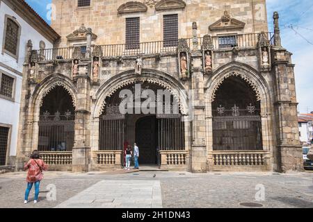 Braga, Portugal - 23. Mai 2018: Architekturdetail der Kathedrale von Braga, die man an einem Frühlingstag besucht Stockfoto