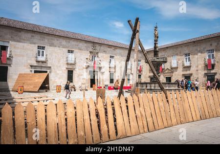 Braga, Portugal - 23. Mai 2018: Blick auf die Universität von Minho - Pfarrhaus für die jährliche Veranstaltung der Stadt Braga Romana (Roman Braga), dass p Stockfoto