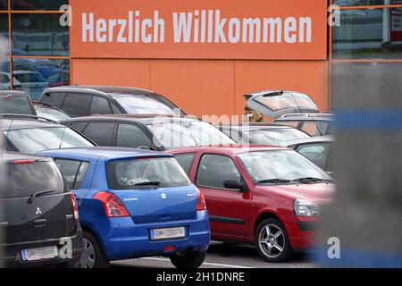 Die Baumärkte wurden am 14. April 2020 nach der vierjährigen Corona-Sperre wieder geöffnet. - die Eisenwarengeschäfte wurden am 14. April 2020 nach der Eröffnung wieder eröffnet Stockfoto