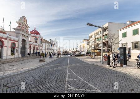 Loule, Faro, Portugal - 25. Februar 2020: Menschen, die an einem Wintertag vor dem städtischen Markt spazieren Stockfoto