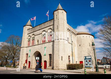 BRÜGGE, BELGIEN - MÄRZ 2018: Das antike Kreuztor der Stadtmauer in der historischen Stadt Brügge Stockfoto