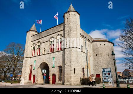 BRÜGGE, BELGIEN - MÄRZ 2018: Das antike Kreuztor der Stadtmauer in der historischen Stadt Brügge Stockfoto