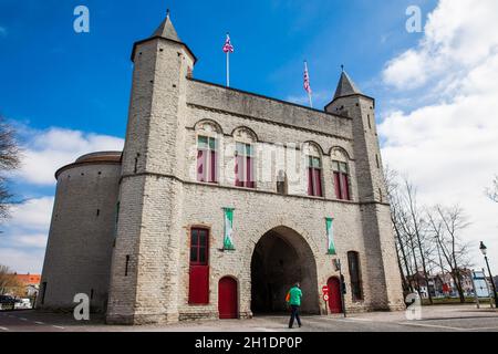 BRÜGGE, BELGIEN - MÄRZ 2018: Das antike Kreuztor der Stadtmauer in der historischen Stadt Brügge Stockfoto