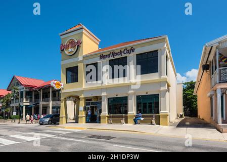 George Town, Cayman Islands, British West Indies - 23. April 2019: Touristen in der Nähe des berühmten Hard Rock Cafe in George Town von Grand Cayman, Cayman Isla Stockfoto