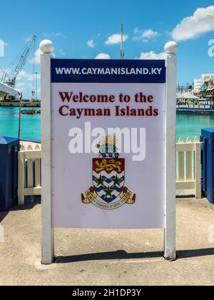 George Town, Grand Cayman Island, UK - 23. April 2019: Dies ist ein buntes Willkommensschild "Willkommen auf den Cayman Islands", das man auf den Cayman Islands in Georg sieht Stockfoto