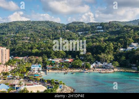 Ocho Rios, Jamaika - 22. April 2019: Blick vom Schiff zum Fisherman's Beach auf der tropischen Karibikinsel Ocho Rios, Jamaika. Reisezeit Stockfoto