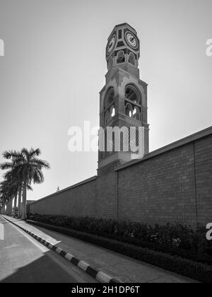 Maskat, Sultanat von Oman - 12. November 2017: Turm der Sultan Qaboos bin Said Al-Husn Palast in der Provinz Dhofar, Salalah, Oman. Schwarz und Weiß Stockfoto