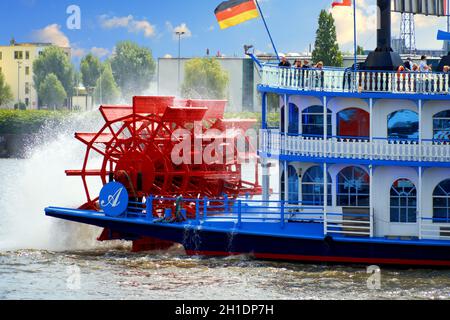 Hamburg, 22. Juli 2021: Stern eines fahrenden Raddampfers für touristische Ausflüge im Hafen während der Stadtbesichtigung Stockfoto
